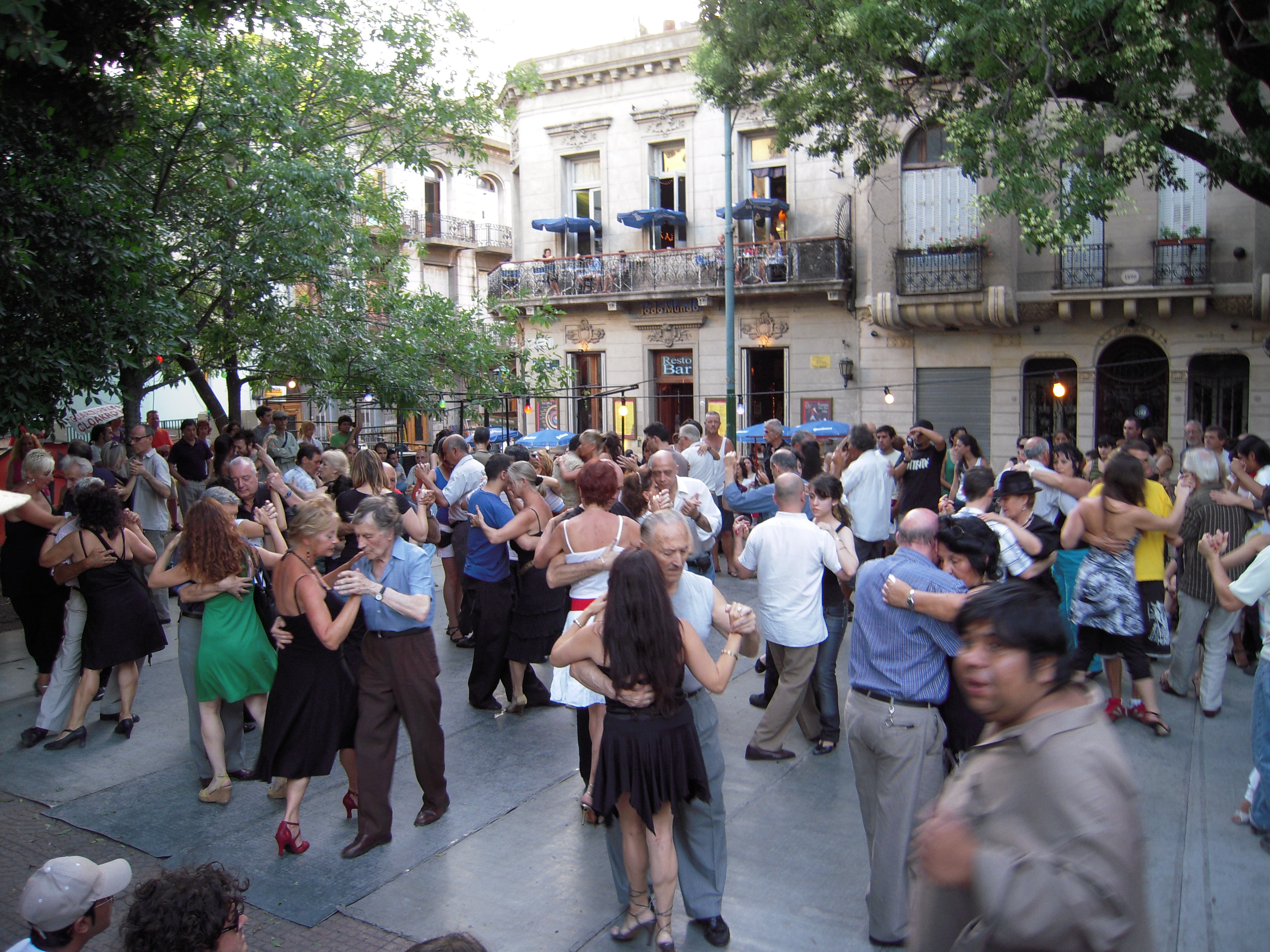 San_Telmo_Tango_crowd.jpg